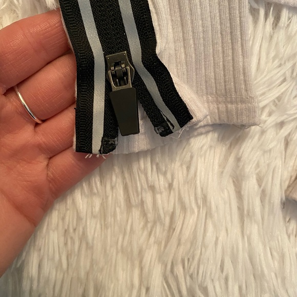 White long sleeve - Picture 2 of 4